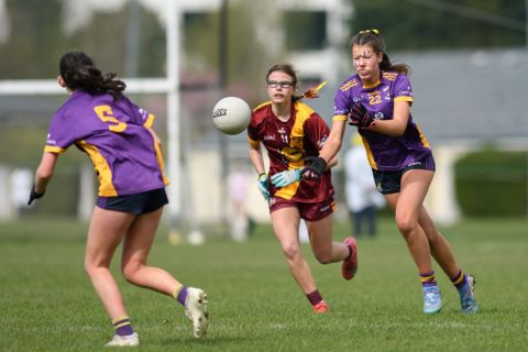 Crokes number 22 handpassing to number 5