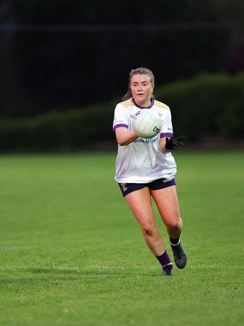 Crokes no 18 bounces ball with right hand